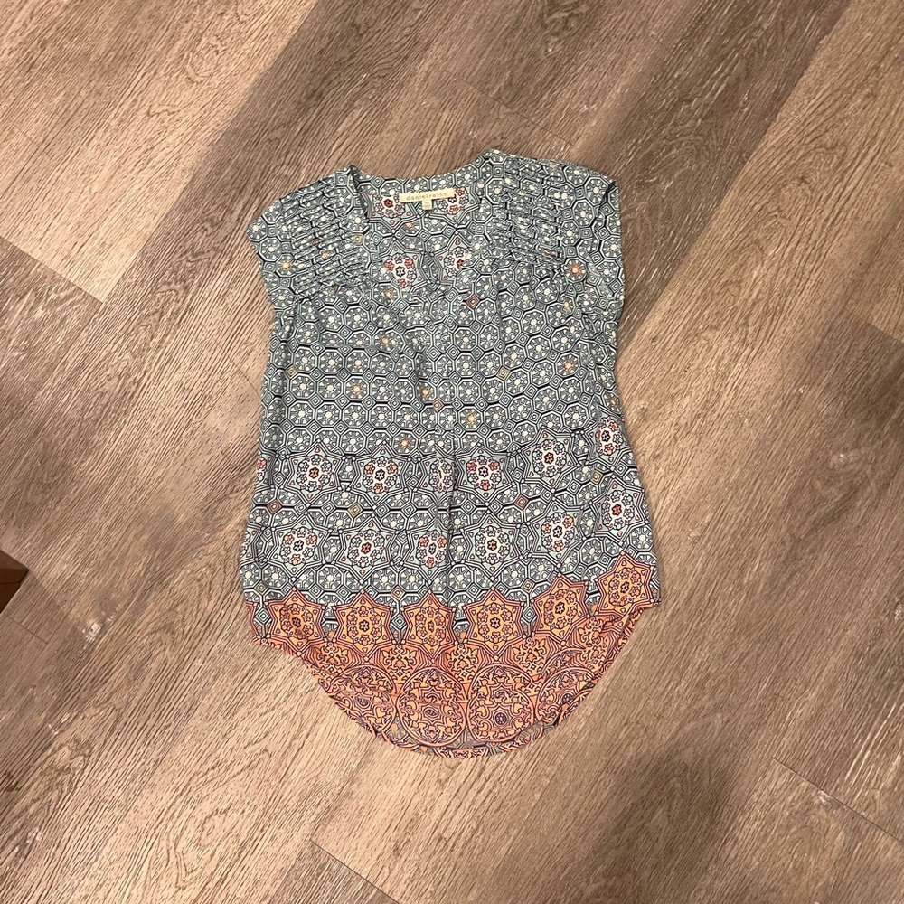 Daniel Rainn Medallion Blouse XS Petite V Neck Blue Ombre uses